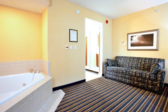 Express & Wilmington-newark By Ihg Hotel
